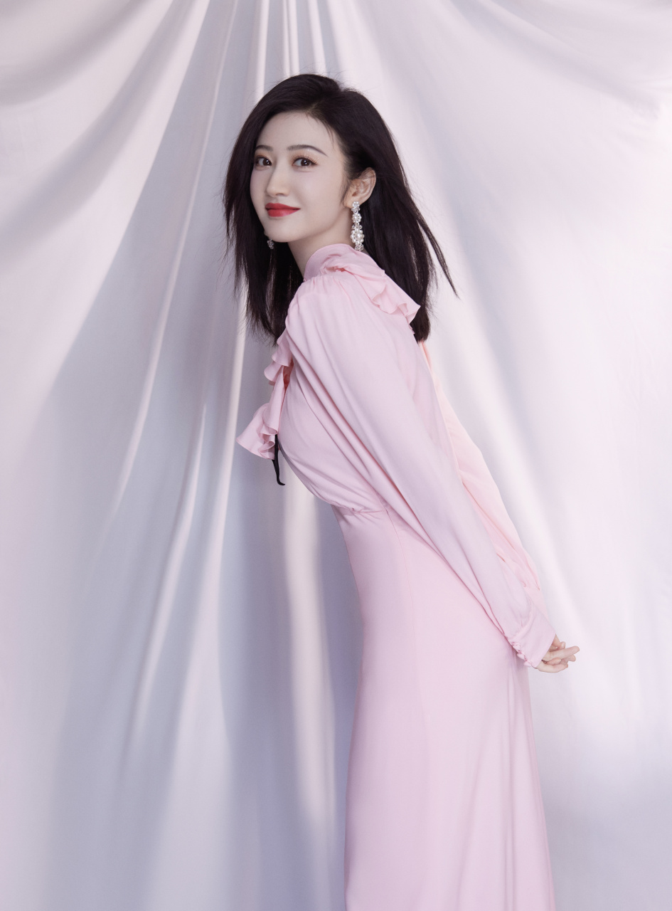 《灼灼风流》主演扫楼,穿着粉色裙子的景甜美照来了.