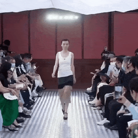 组图：廖凡李易峰春夏等出席活动变身超模走T台气质拿捏