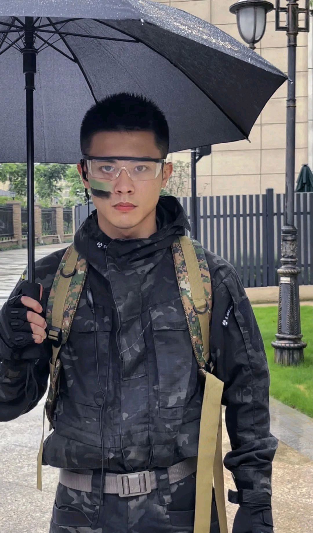 18年退伍帅哥,迷彩服的他眼神看着很坚毅!