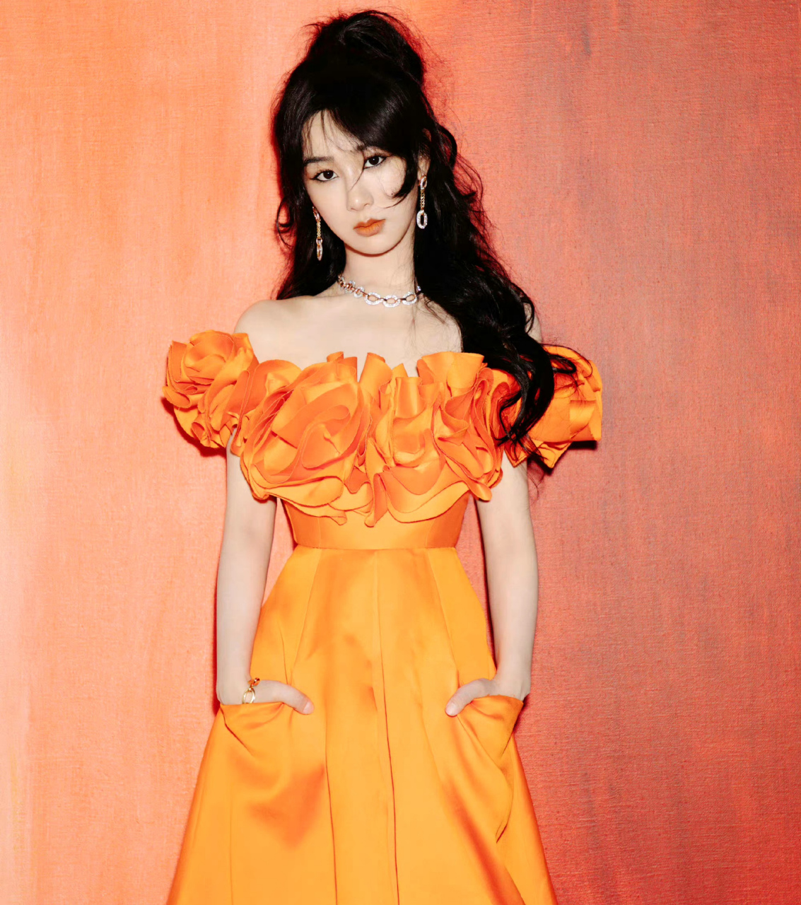 真的又美又酷,美女就是要尝试不同风格[鲜花][鲜花] 杨紫现在的造型是