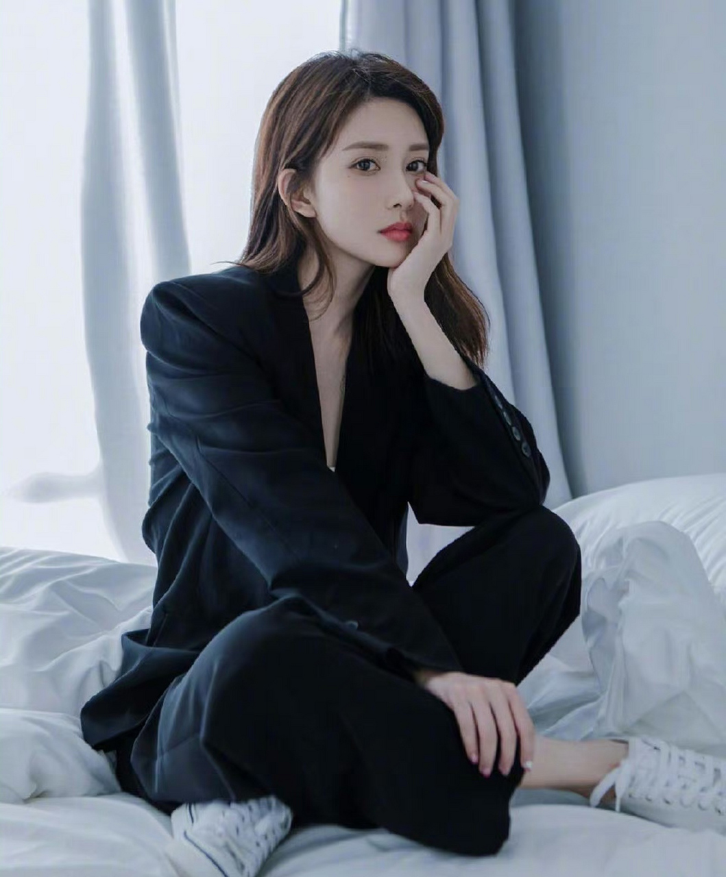 孟子义# 身穿一套纯黑西服,简单帅气,甜美酷飒,御姐范十足