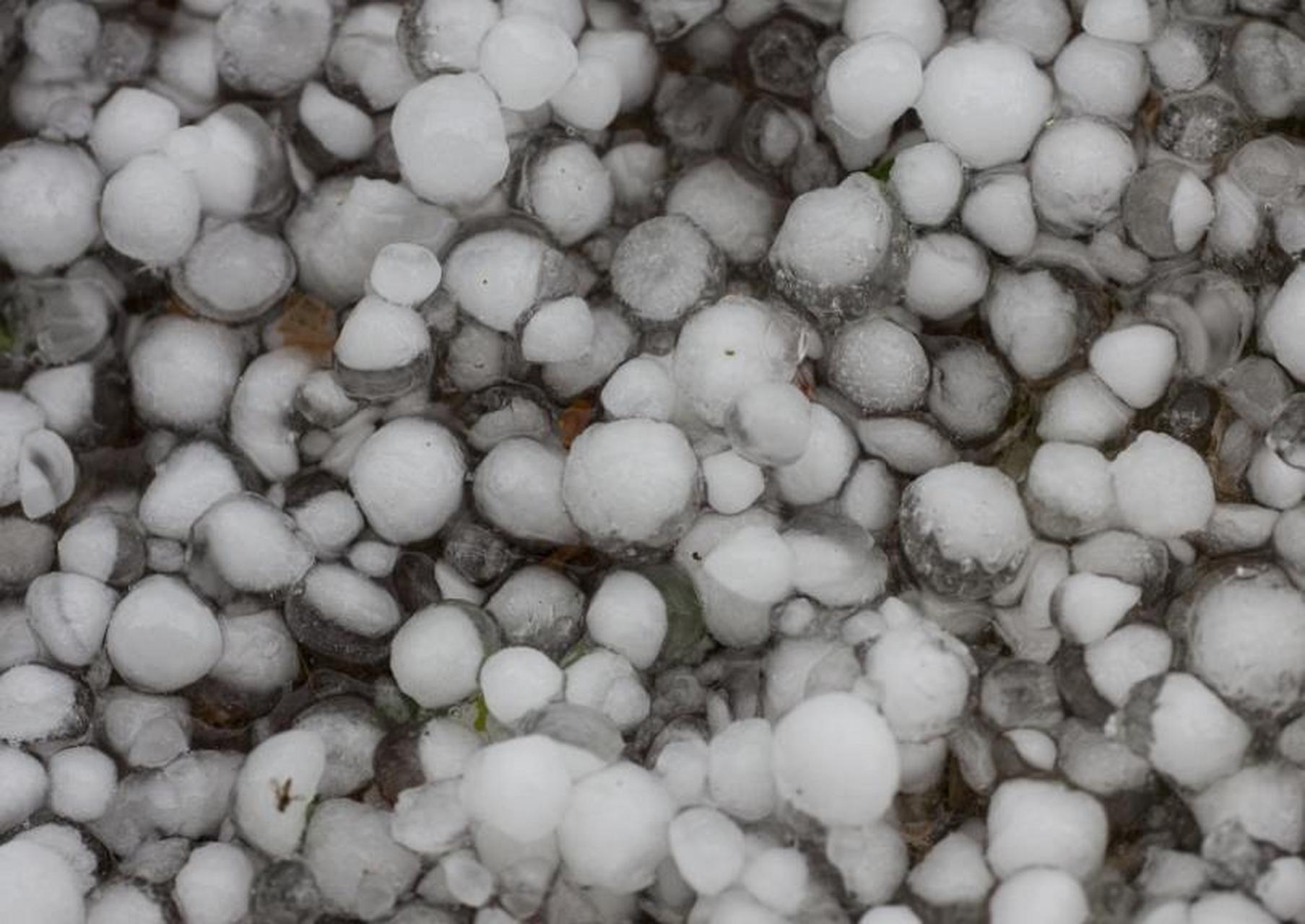 黑龙江下冰雹:墙体像子弹打过一样  7月1日黑龙江省牡丹江市安宁市