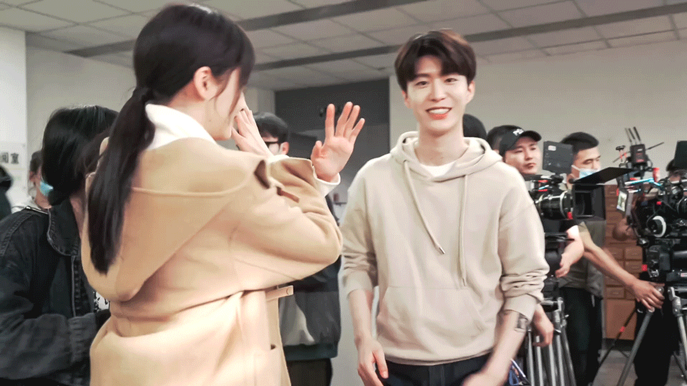 范丞丞就说以后这个游戏就叫你叉叉,熟人玩梗太好笑了,范丞丞和关晓彤