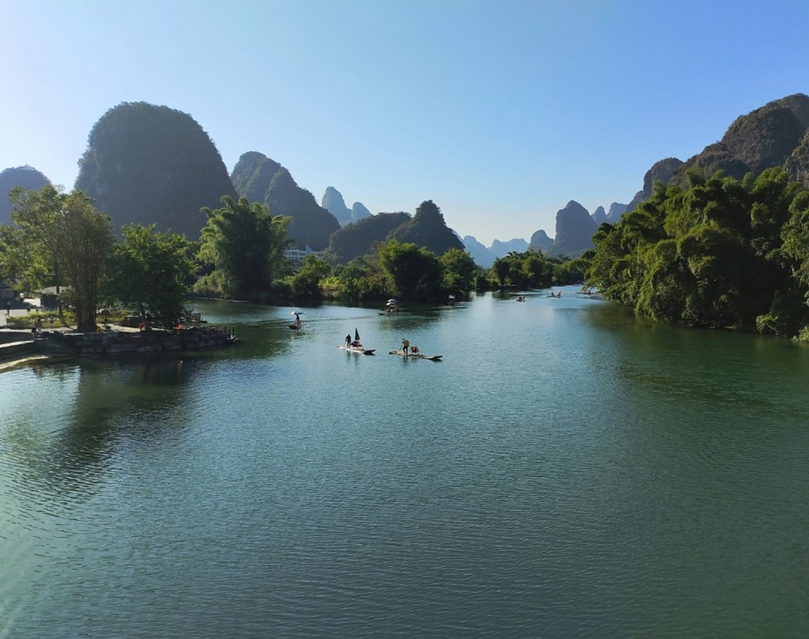 桂林山水甲天下,名不虚传,有山有水,山水相依才是上佳的风景.