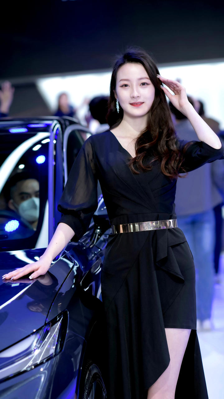 温婉大方的长发黑裙美女车模小姐姐 #美女车模