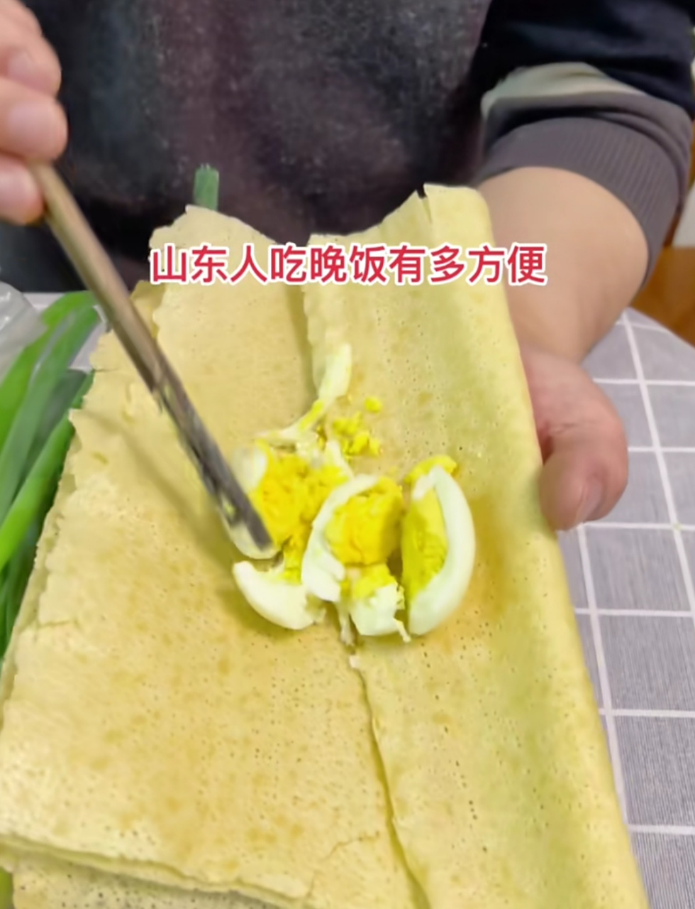 山东大煎饼是万能的,可以包容一切能吃的菜,这样的吃法既方便又好吃
