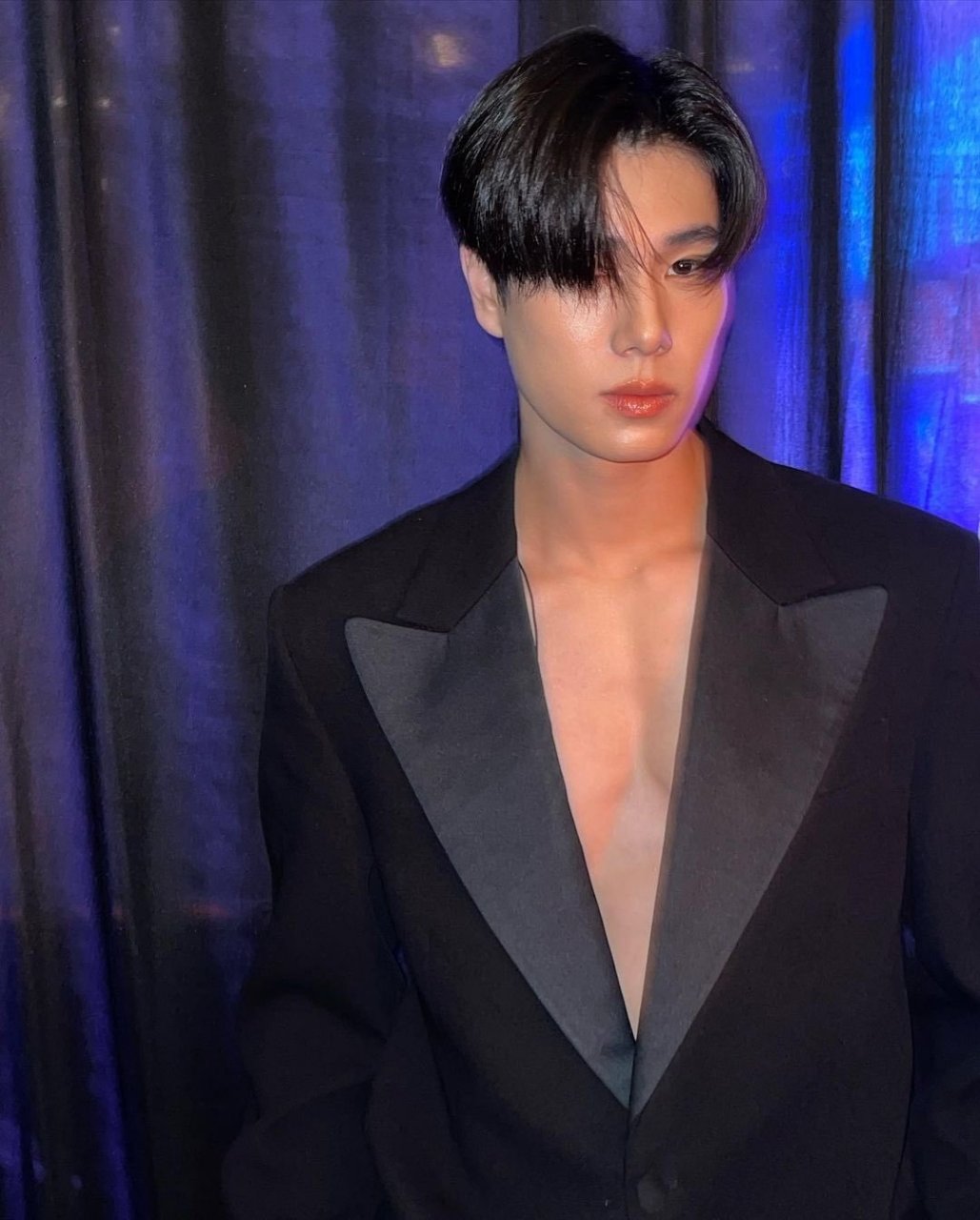 深v西服,看到腹肌啦!#明星娱乐资讯