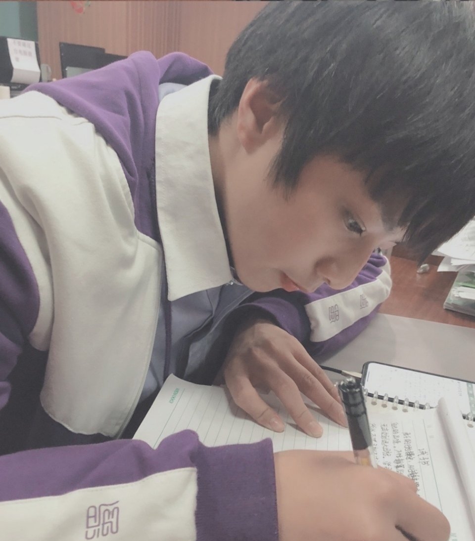 刘耀文校服图片:弟弟好帅啊