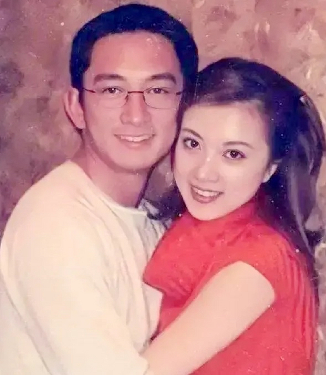 2001年,吴启华花160w买下婚房,准备迎娶金巧巧过门,但她却嫁给了身价