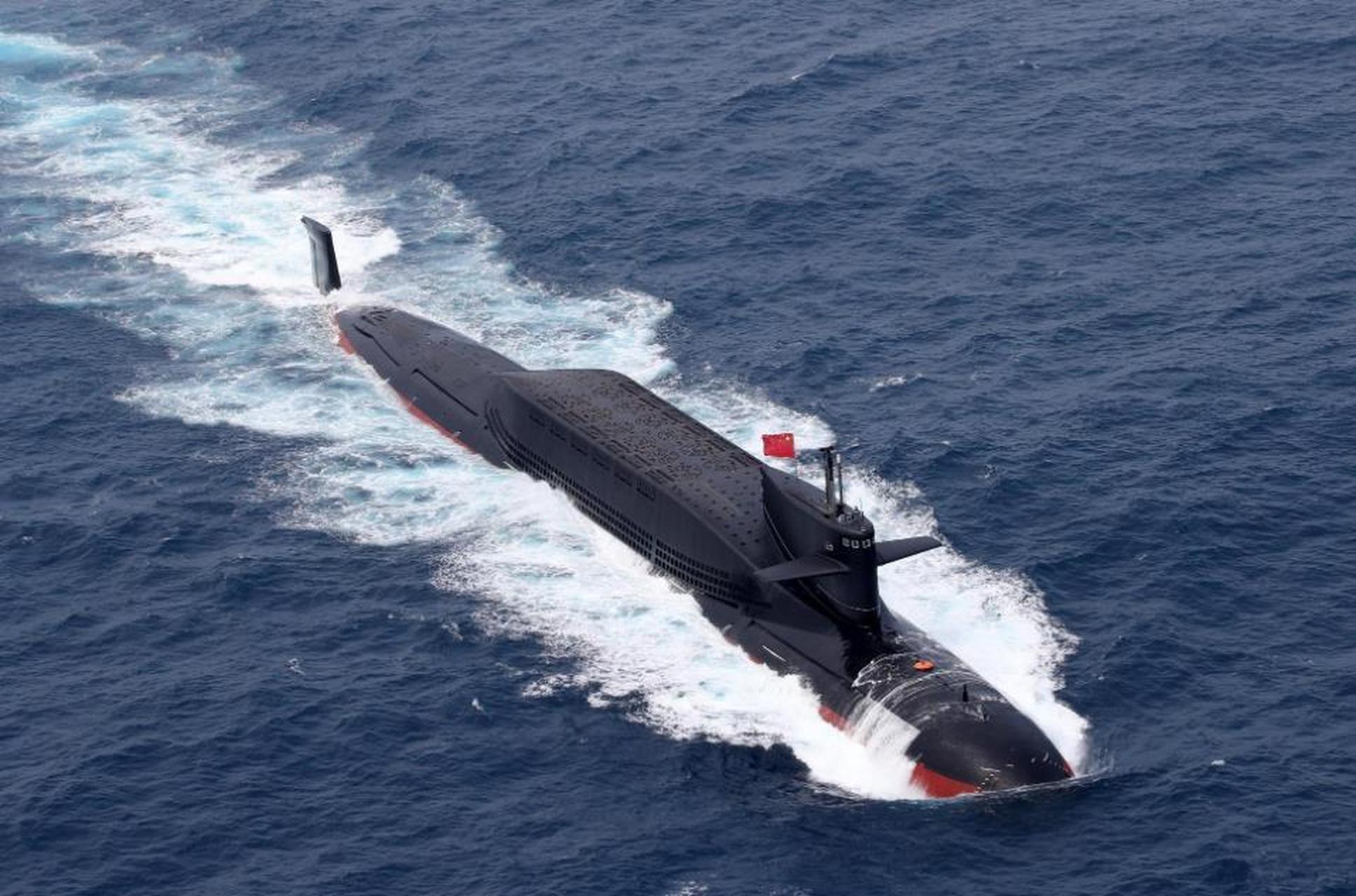 094战略核潜艇首次曝光内部空间,可以看出排水量万吨的094内部空间很