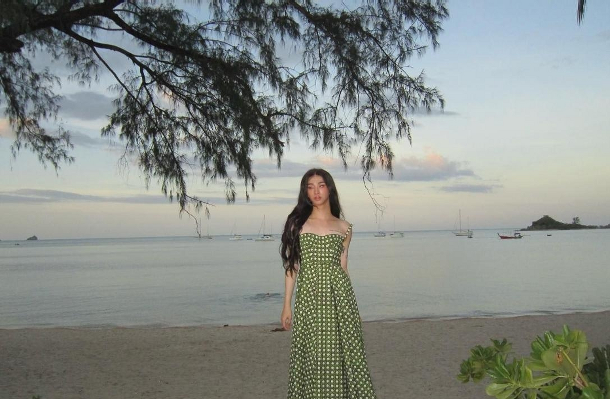 7月15日,伊能静儿子哈利再晒女装照 他化着浓妆,波浪长发,身穿绿色