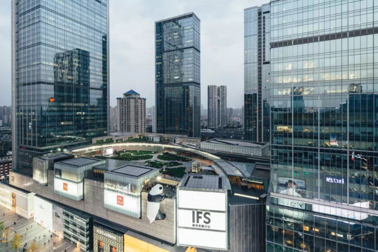 游客看到成都"国金中心"建筑,引发网友热议:中国建设很强大