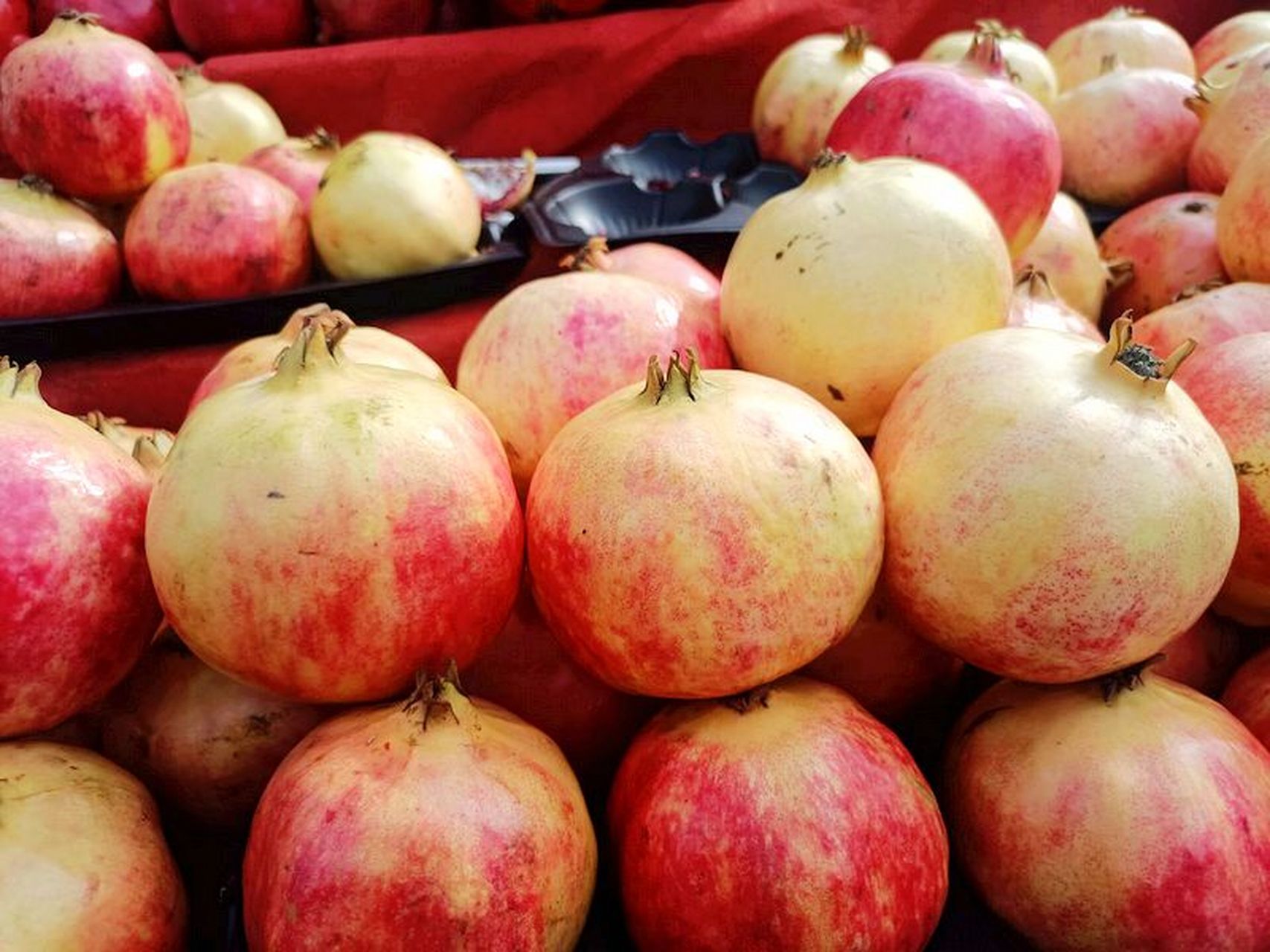秋天是吃石榴的季节,而新疆的石榴更是又大又甜,让人忍不住想一口吃下