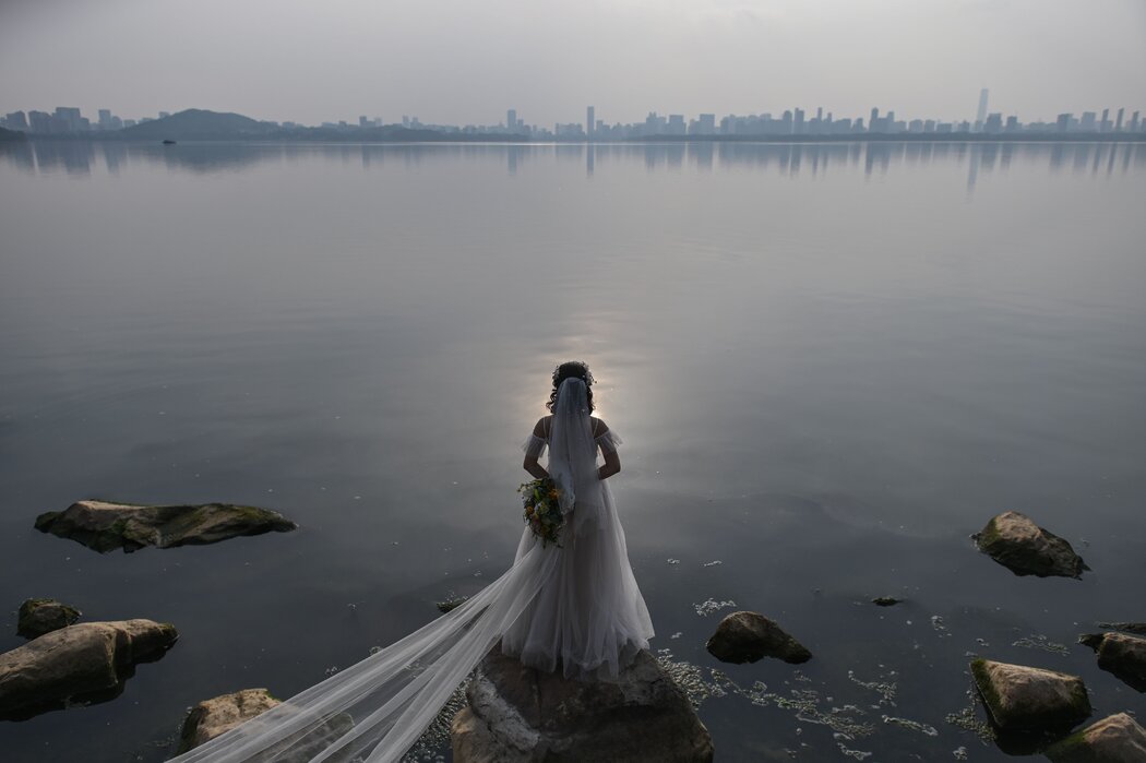 去年在中国武汉,拍婚纱照的新人。2020年最后三个月,中国有超过100万宗离婚申请,比上年同期增加了13%。