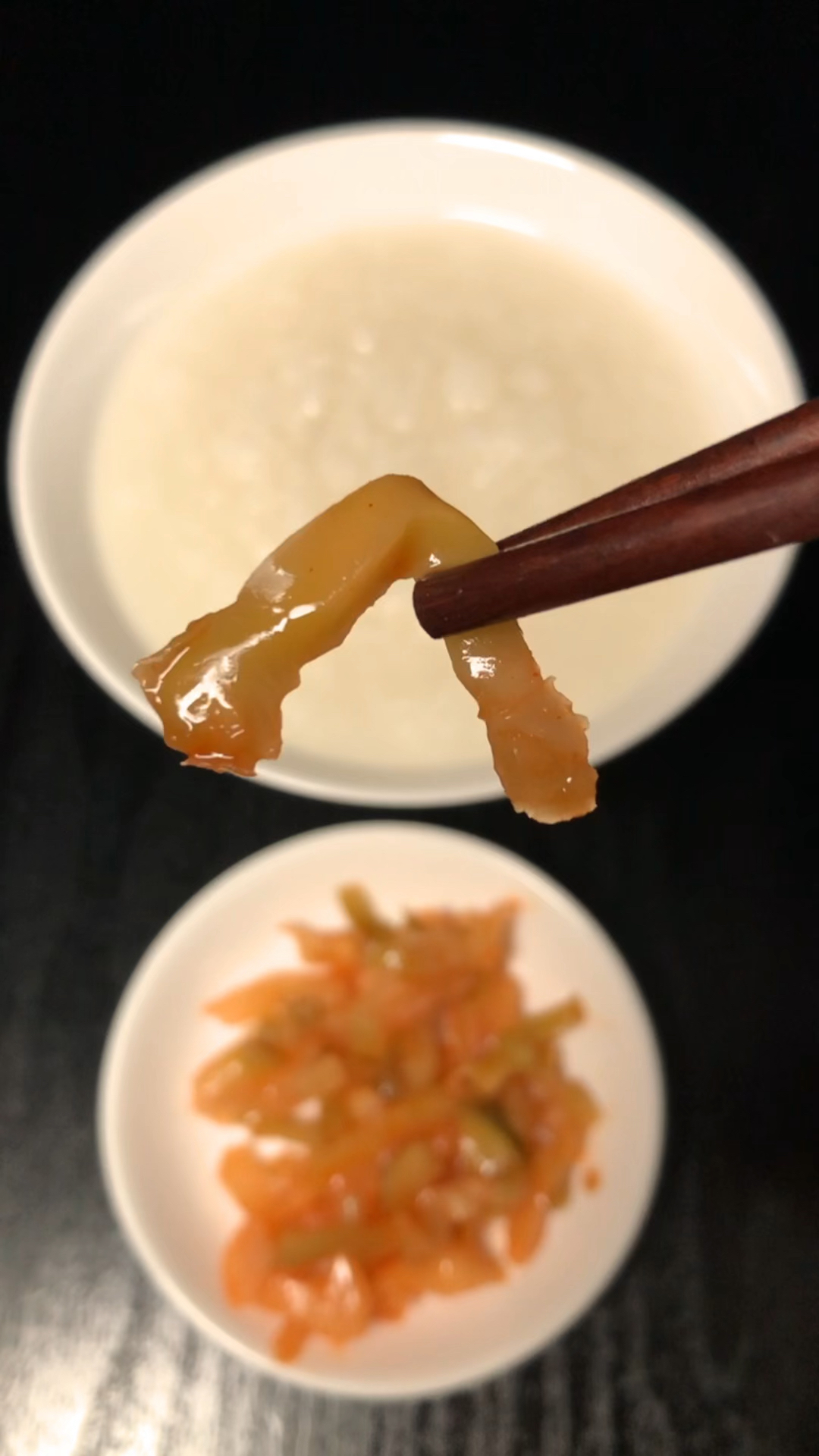 身在二七区,一碗大米粥,一碟小咸菜,早餐就这么解决了!