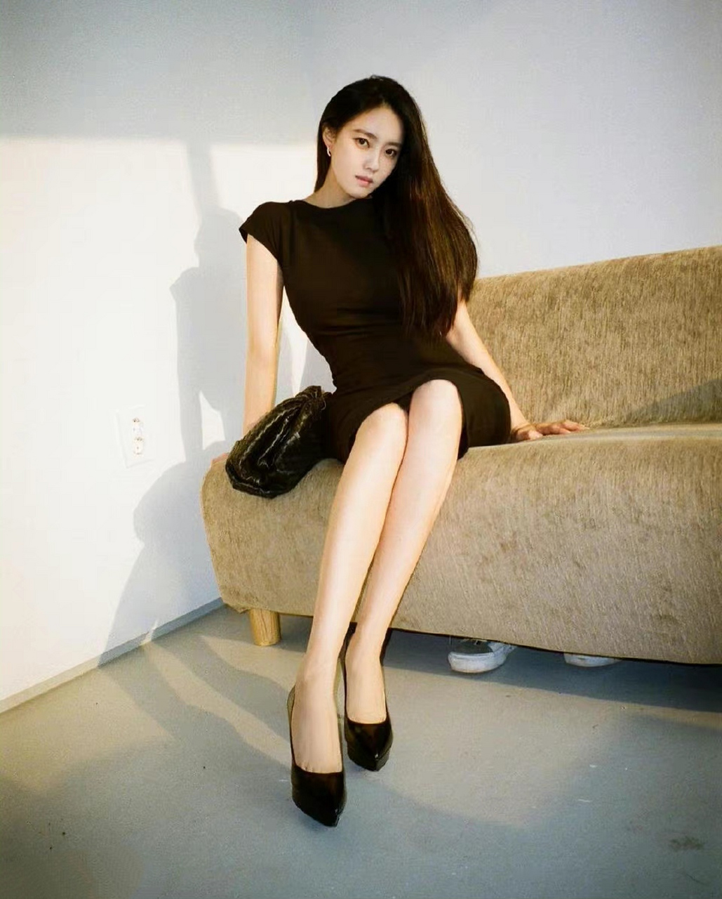 朴孝敏# 一袭黑裙,雪肤玉貌,纤细美腿,前凸后翘,御姐范十足