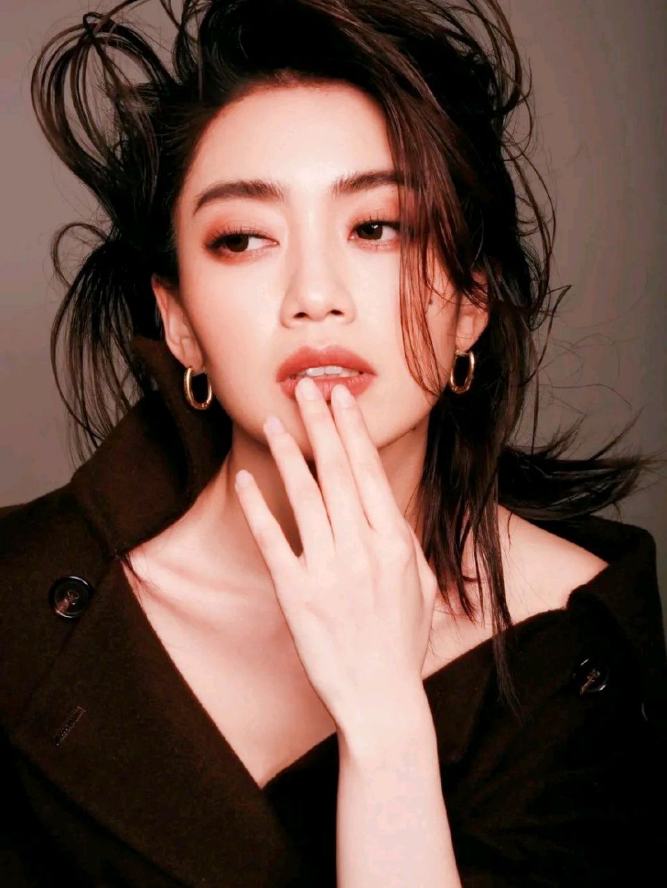 央视主持人郭婧,黑色柔美穿搭,优雅明媚