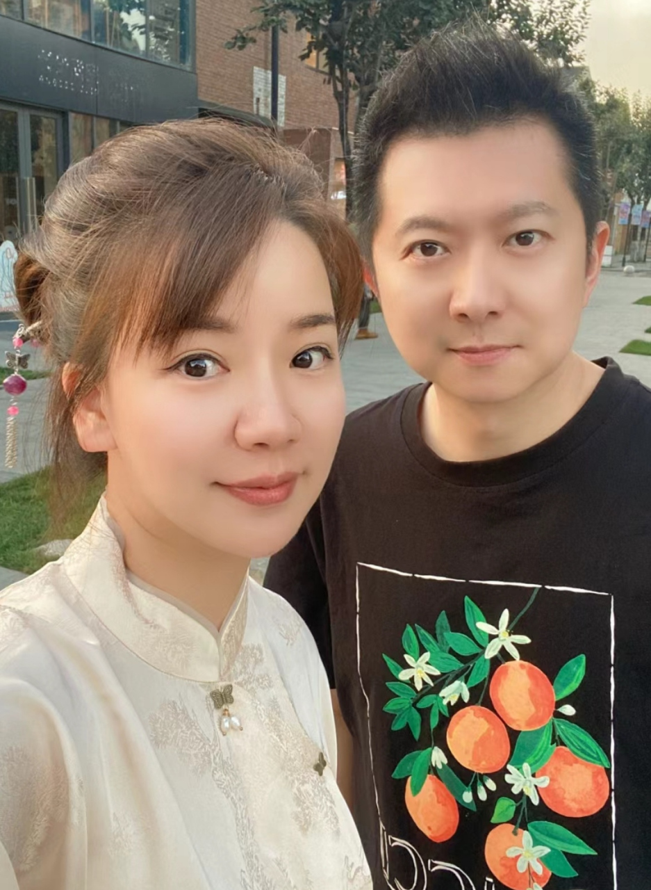 主持人红果果绿泡泡带一双儿女外出过节,大女儿长得太像妈妈,梳两个
