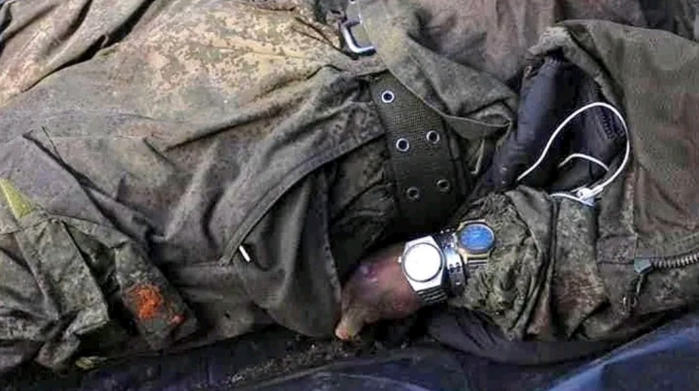 近日,在俄乌战场上,一名阵亡的俄军士兵的照片引发了人们的关注