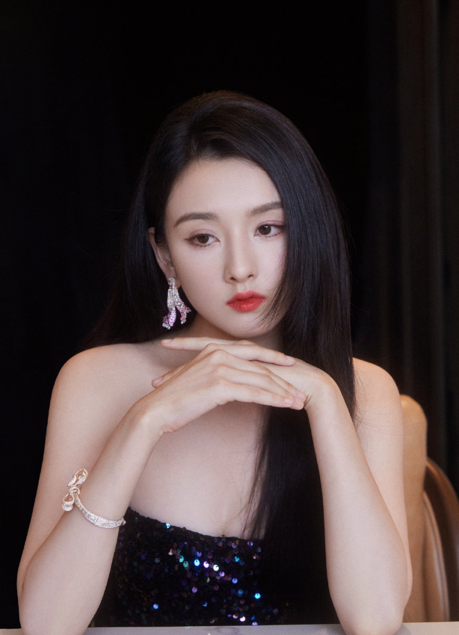 宋祖儿# 热烈绽放的冷艳玫瑰,一袭黑色亮片抹胸开叉裙,性感妩媚的眼神