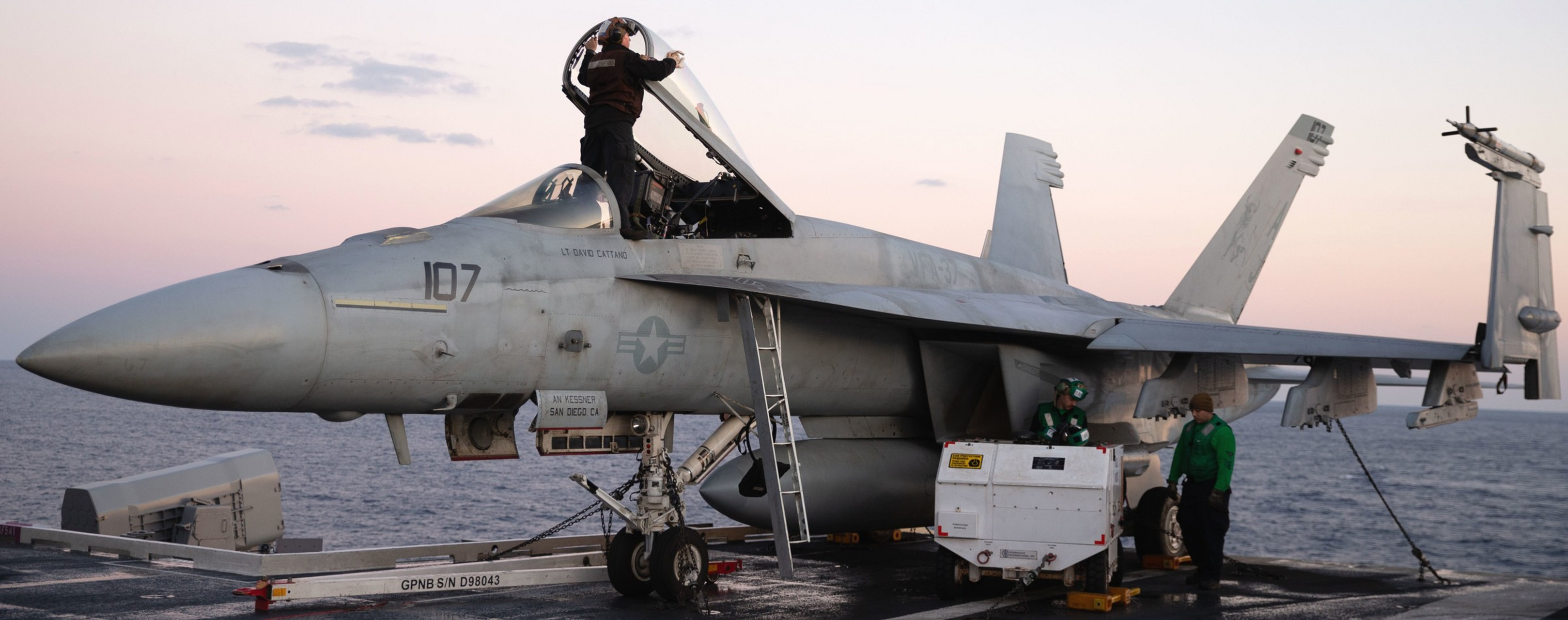 美国海军航空兵vfa-37战斗攻击机中队·绰号公牛! 成立于1967年.