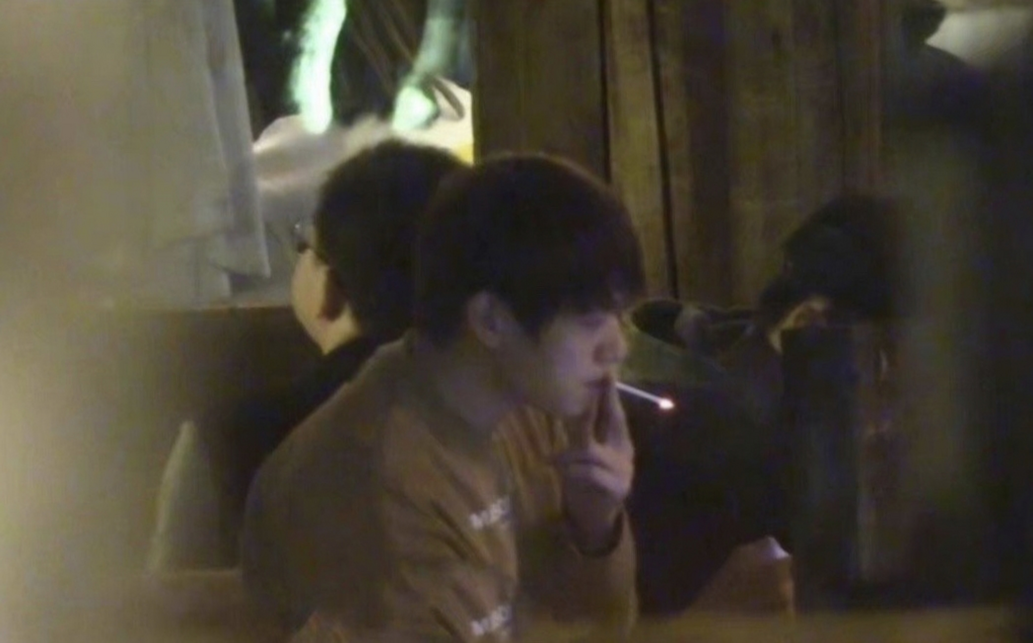 有网友扒出来魏大勋在网吧抽烟……神奇的是评论区一堆人说:原来他私