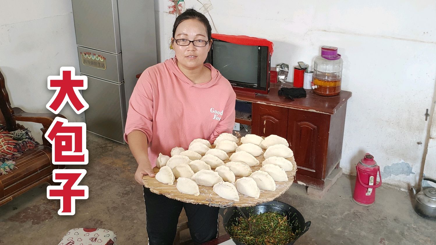 婆媳两个改善伙食,用地锅蒸一锅包子一锅花卷!出锅先让大姐尝尝