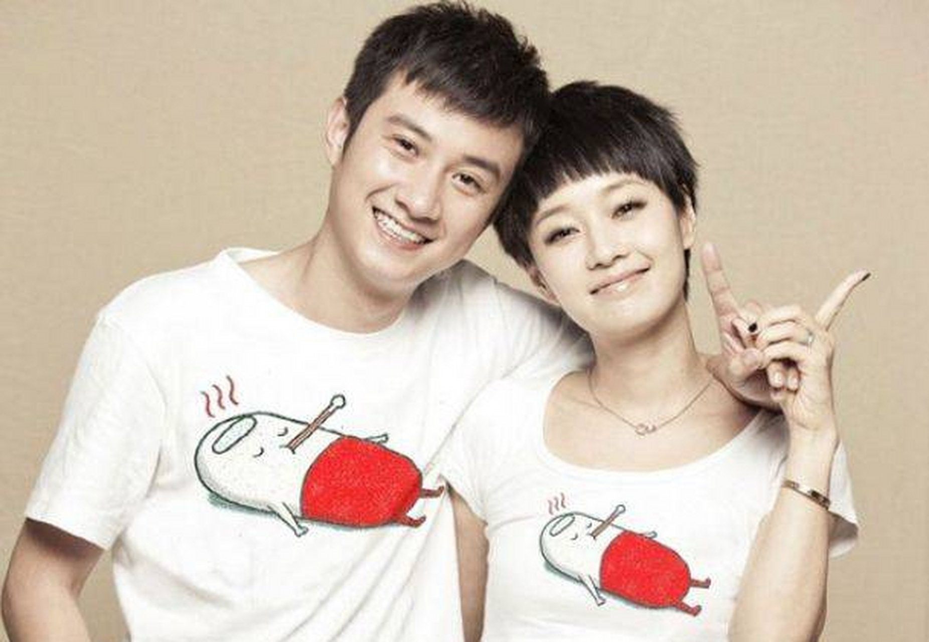 曝马伊琍文章复婚,一家四口罕见同框 11月19日,马伊琍文章4口人同框