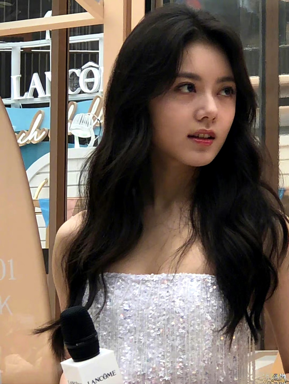 赵今麦icon今日份活动路透照 抹胸短裙配大波浪长发 满裙的流苏,走起