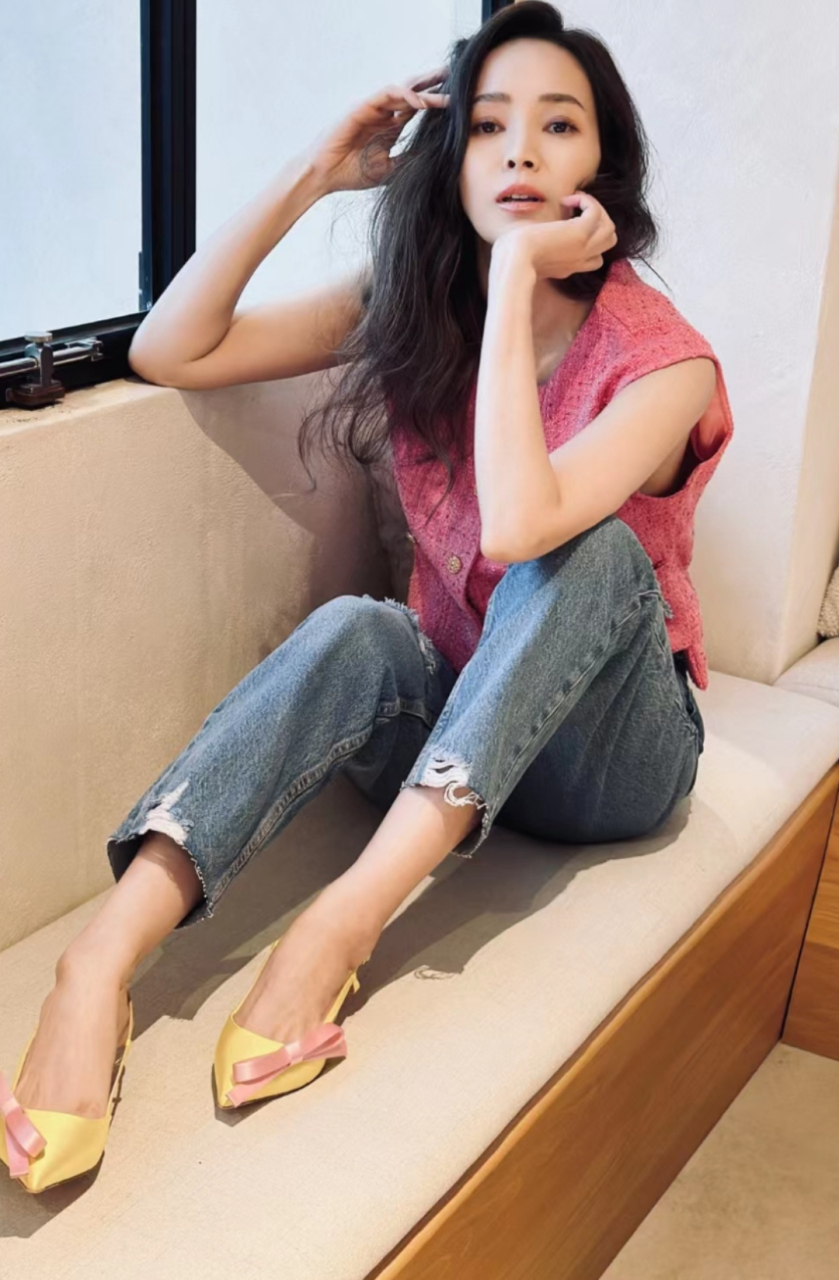 侯佩岑晒近照美貌依旧,坐在飘窗上面秀新鞋子,气质还是有几分甜美.