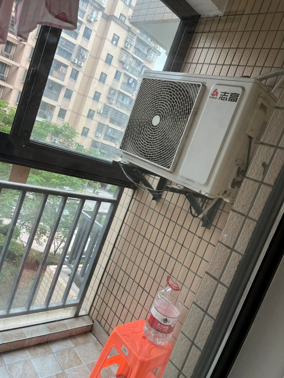 可是我一进阳台就被惊到了,空调外机居然装在阳台密封的窗户内杏 