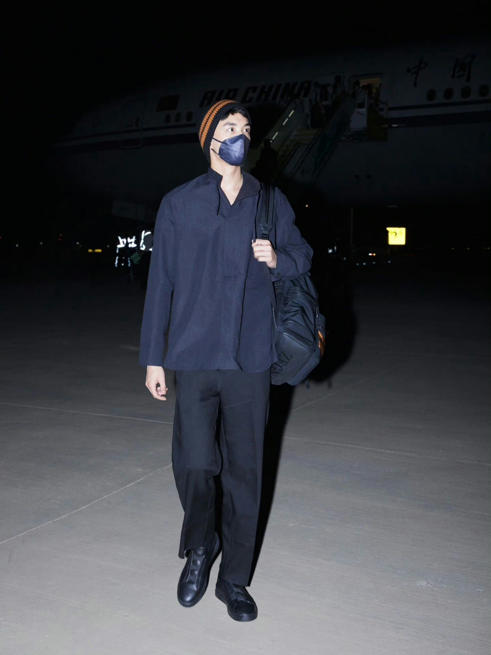 吴磊米兰机场街拍,全套穿搭均来自其代言品牌zegna,属实是合格代言人