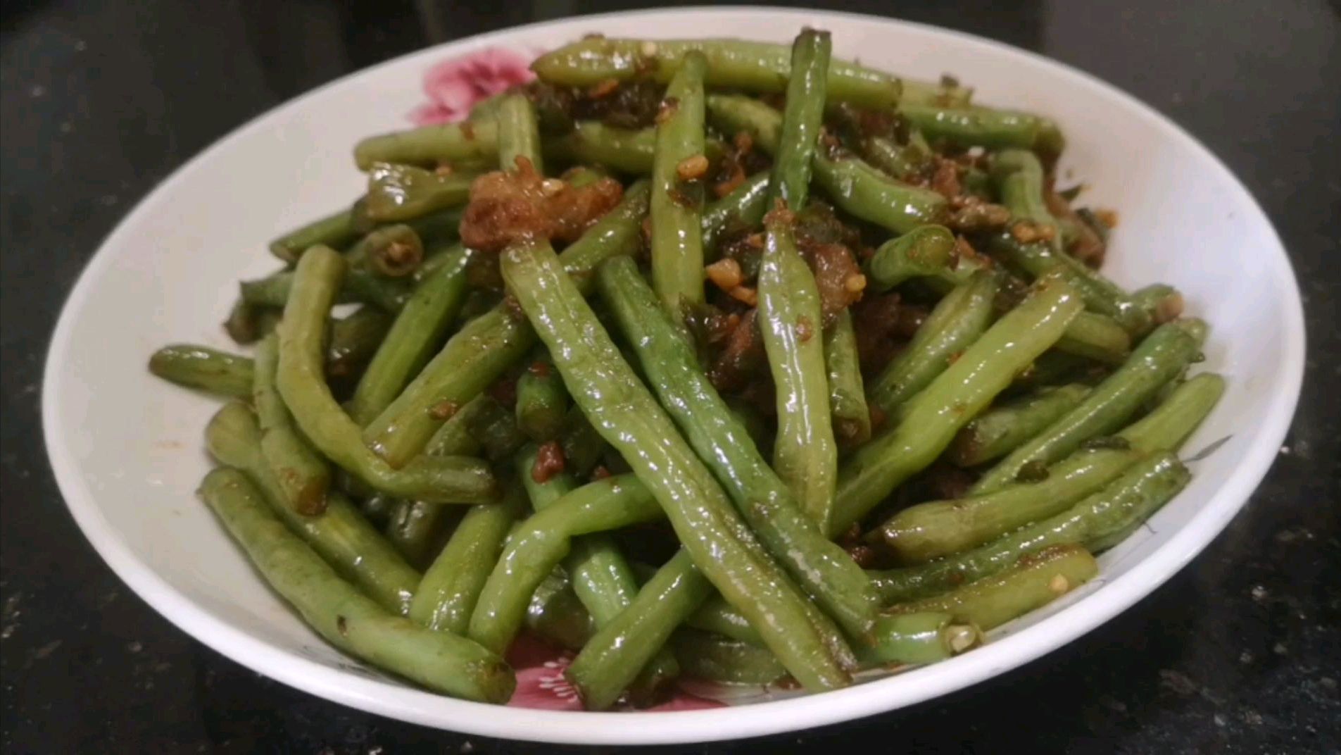 华仔今天做豆角炒肉,简单家常菜,喜欢的可以试试