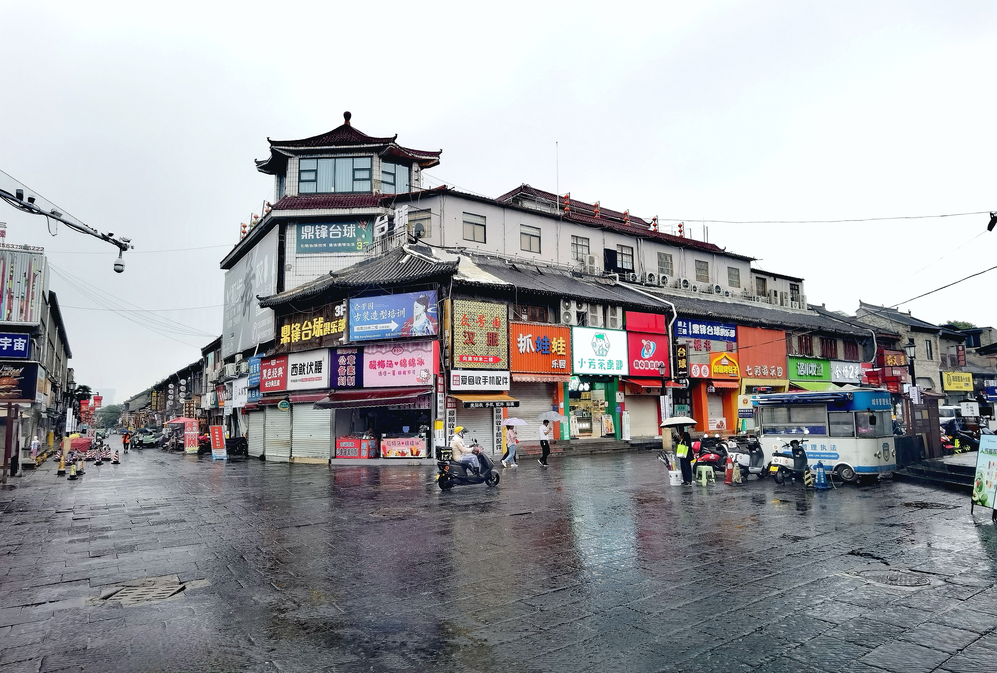 雨中漫步洛阳老城西大街,感受历史文化古街的与众不同