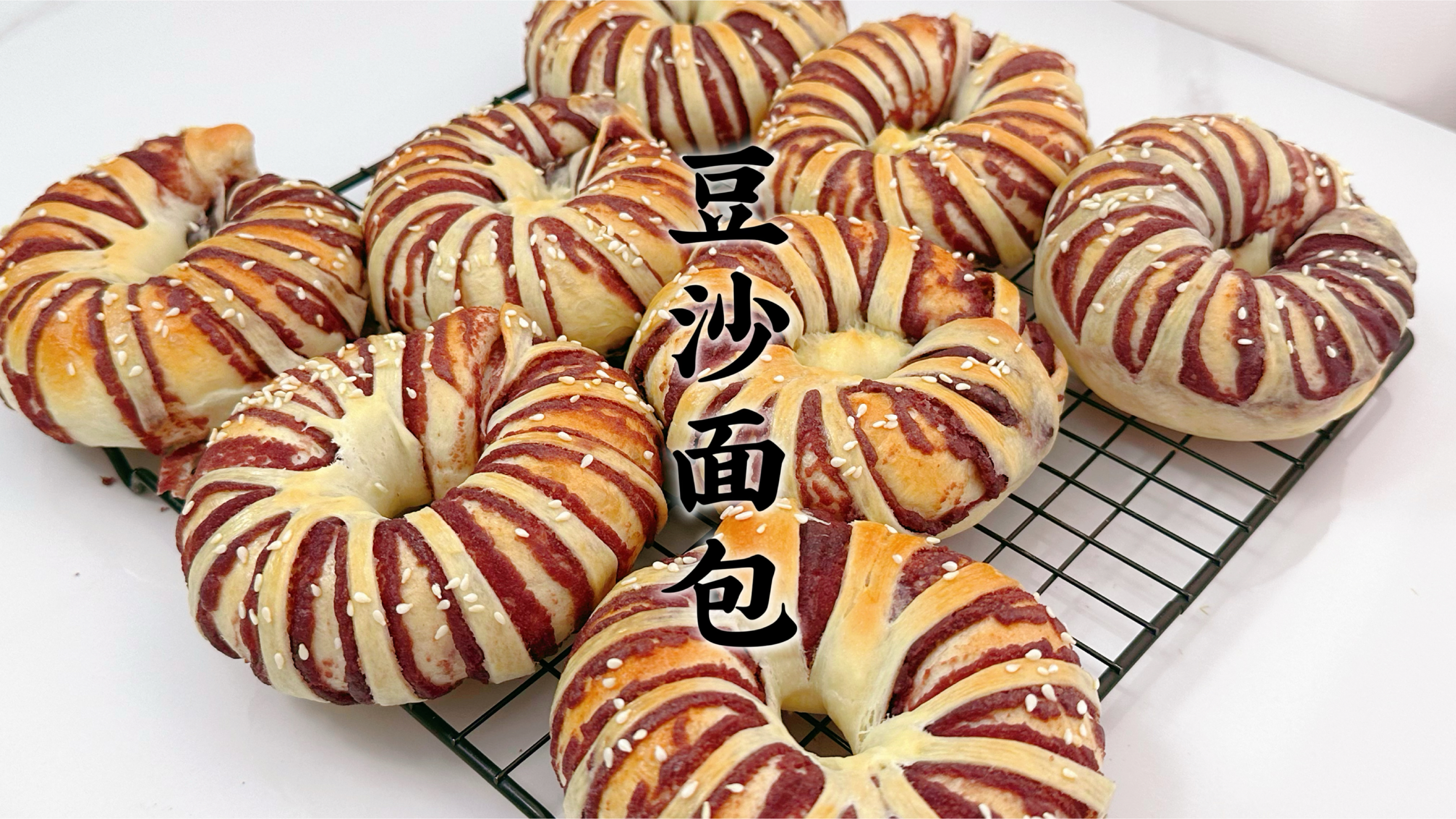 做小时候最爱吃的豆沙面包,松软香甜超好吃的,经典口味百吃不腻