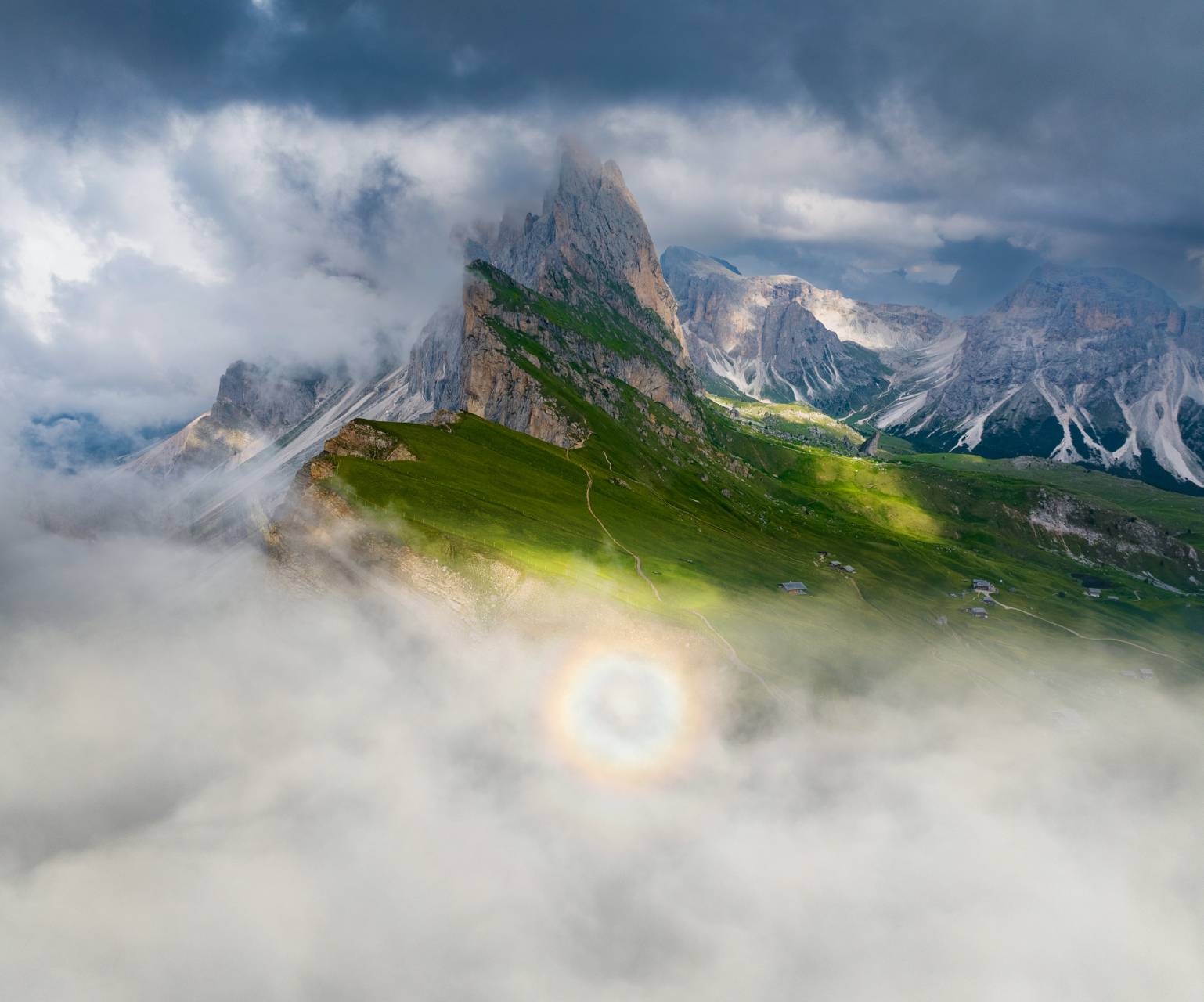 云开雾散的28间.无人机航拍,意大利多洛米蒂,刀背峰.