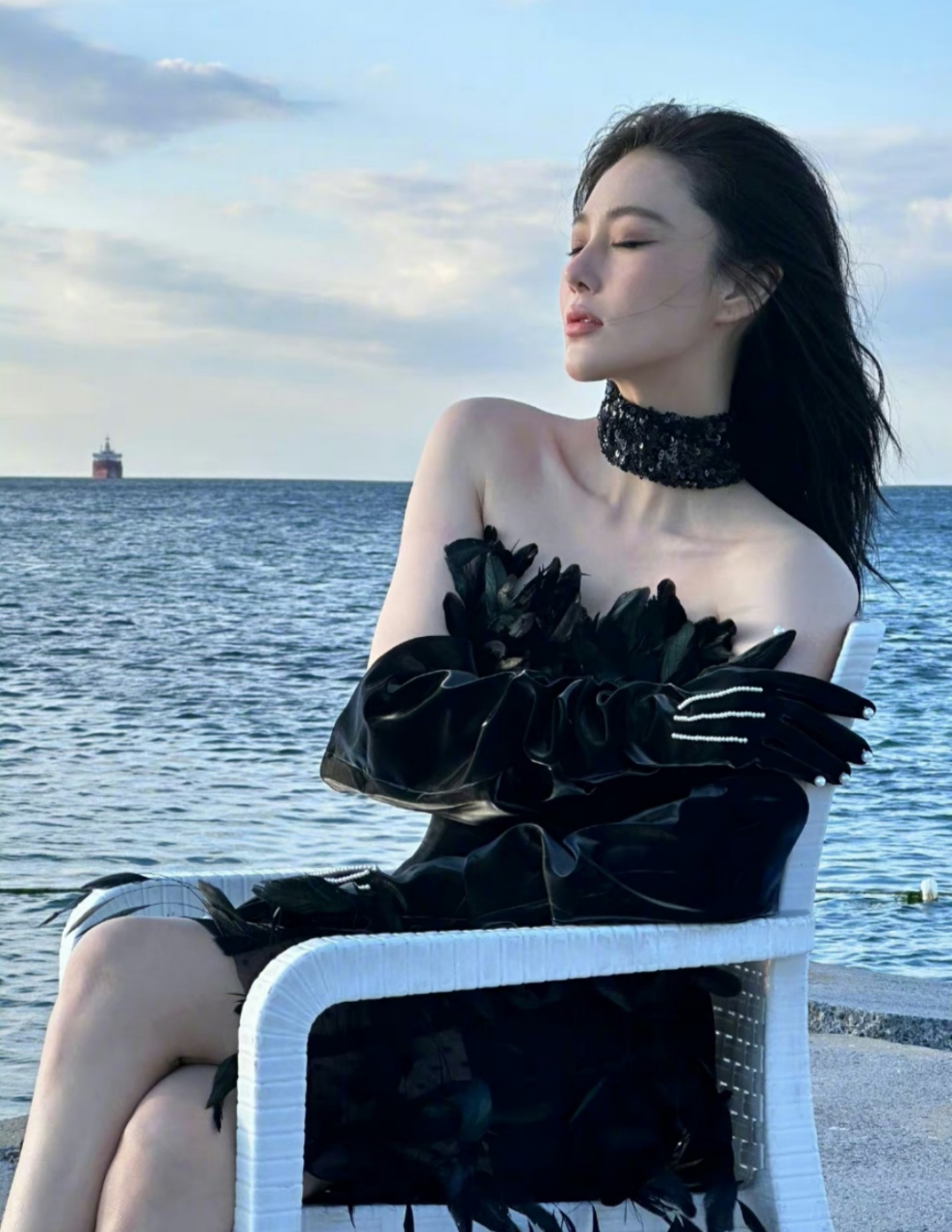 性感女神#张馨予# 一袭黑色系穿搭写真大片,高贵优雅的气质,婀娜多姿