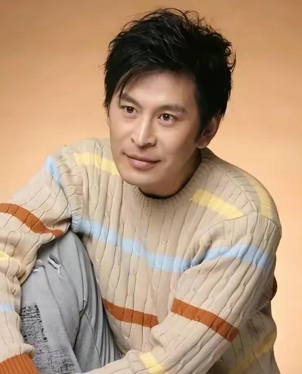 王亚楠:娶圈外妻子,为照顾家庭息影多年,50岁依旧很帅气