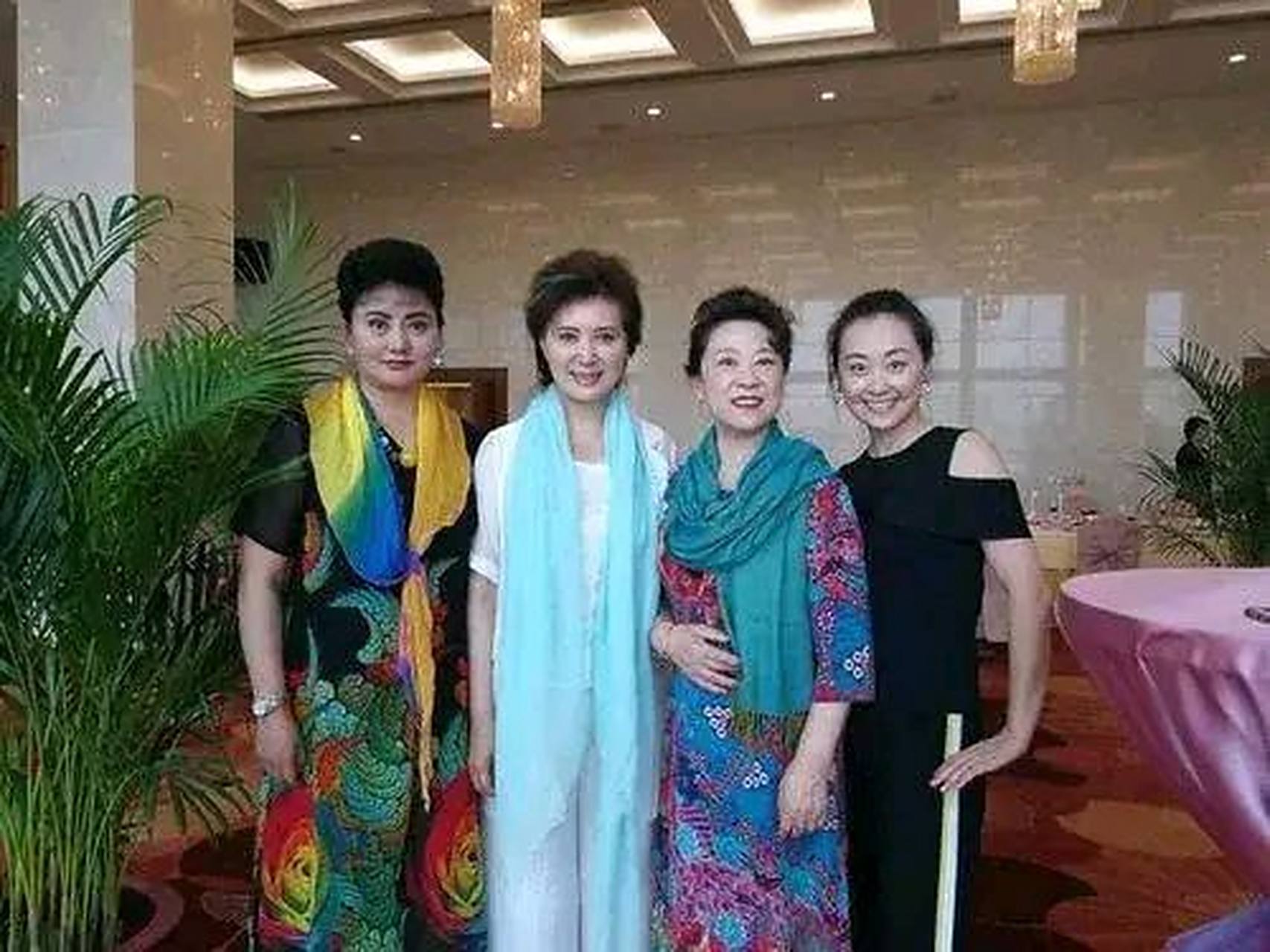 73岁王馥荔和63岁温玉娟同框出镜!俩人打扮得气质优雅,光鲜亮丽!