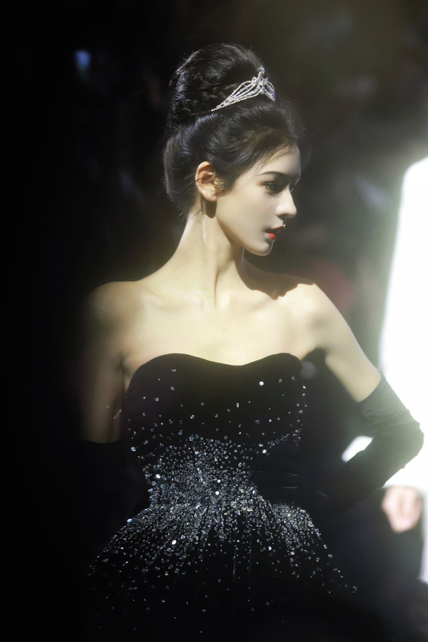 张予曦美的像个公主,上海时装周走秀的时候一身黑裙