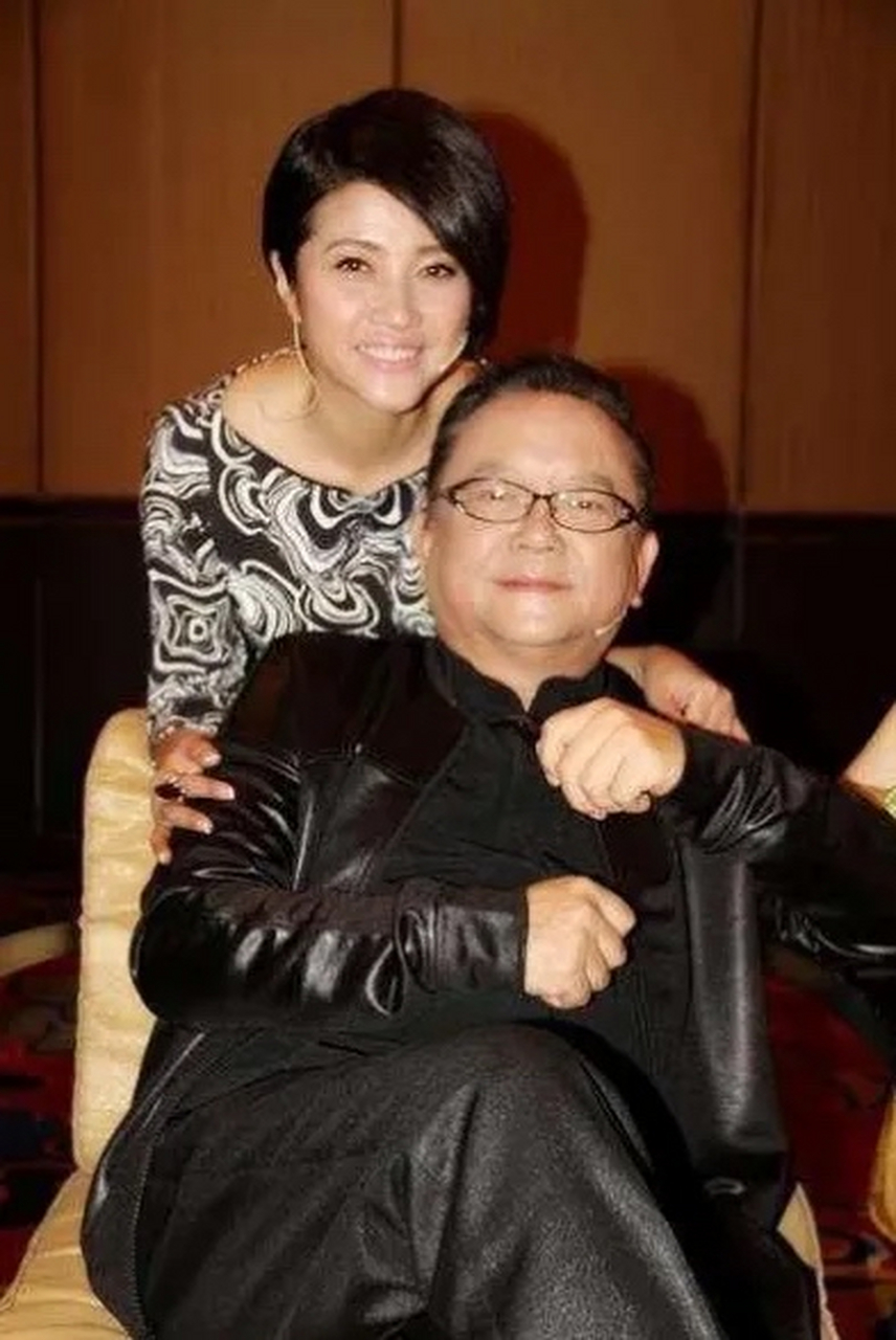 当年,58岁的王刚娶了38岁的女网友郑艳东,两人约定不要孩子,没想到