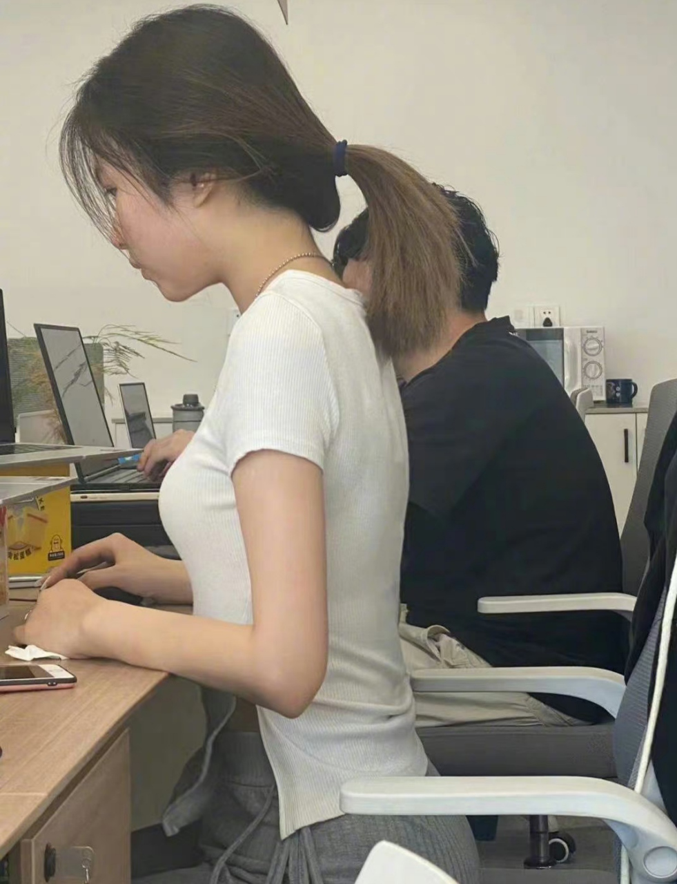 职场# 图一是刚到公司上班的状态,图二是上班一小时后的状态.