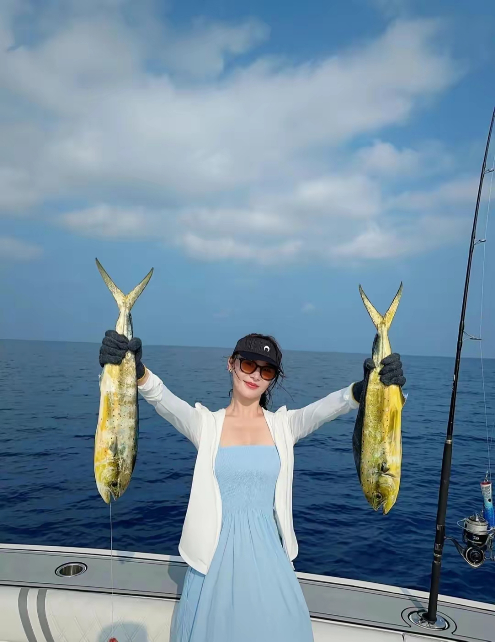 网友:袁姗姗去旅游,穿比基尼泳衣出海,展露小蛮腰,身材真好