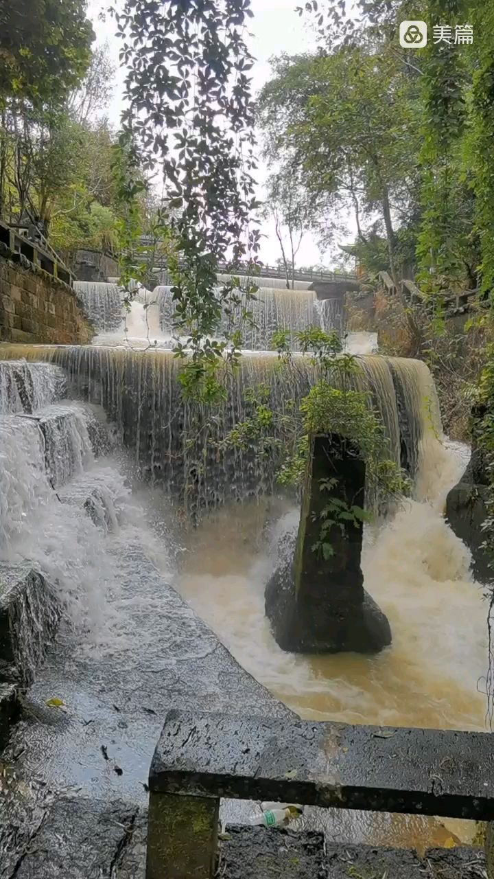 叠水河瀑布 中国唯一的城市火山堰塞瀑布.门票10元.在很古旧的公园内