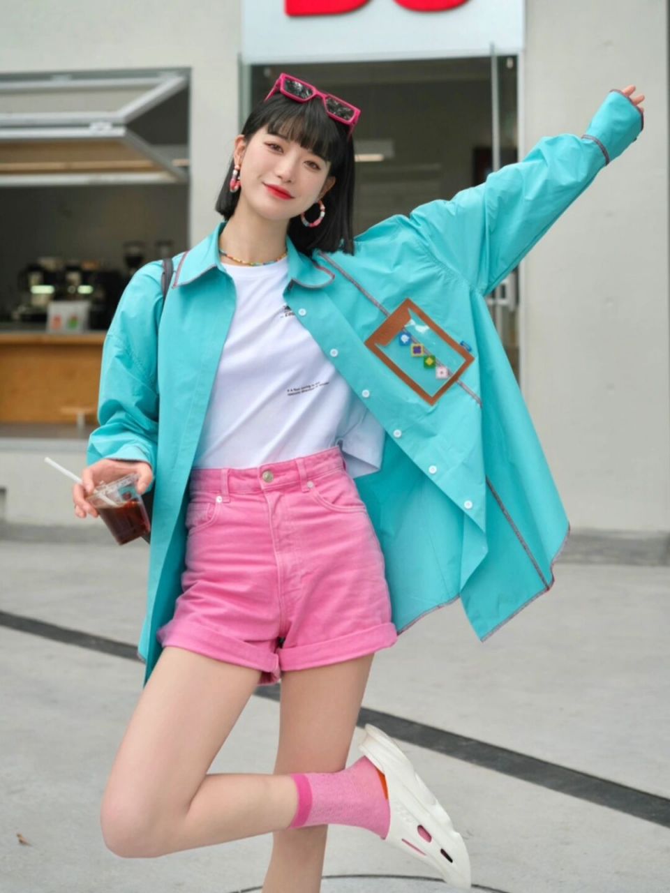 冷暖色调的对撞真的是时髦个性又洒脱,湖蓝色的衬衫外套搭配粉色短裤