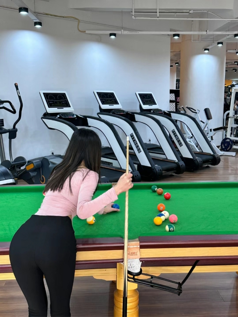 美女第一次打台球吧