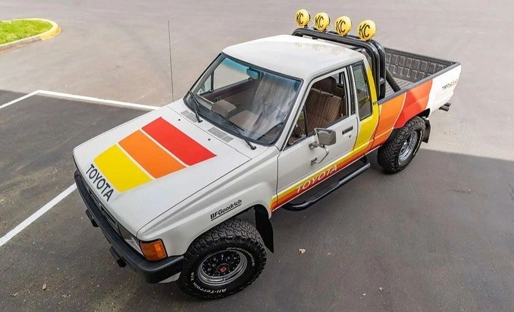 丰田海拉克斯hilux 1985,第一代海拉克斯单排皮卡,上面还附赠一辆1978