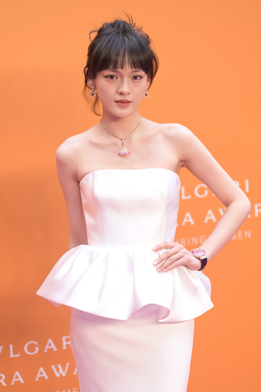 文淇亮相宝格丽闪耀之辉红毯,白色荷叶边立礼服造型落落大方.