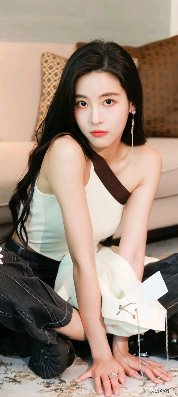 孙芮高清壁纸,不规则上衣搭配牛仔裤,今日份心动有了