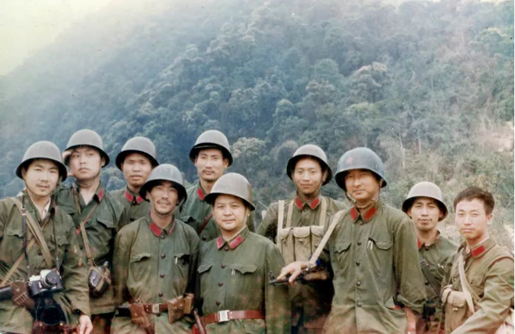这张照片拍摄于1985年的老山前线,照片中的主人公名叫苗荃竑,是当时